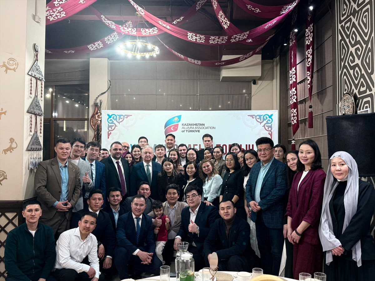 Kazakistanlı Türkiye mezunları, Astana’da düzenlenen iftar programında bir araya geldi.
 