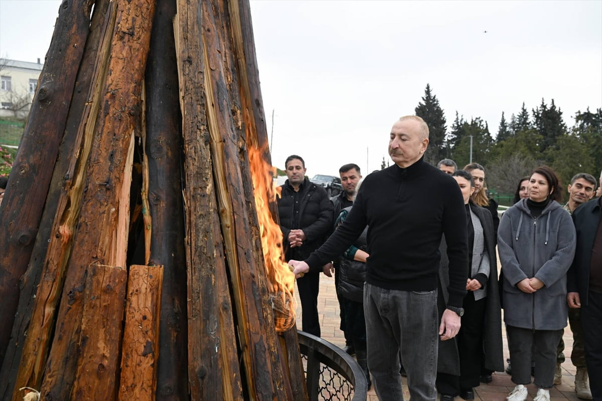 
Azerbaycan Cumhurbaşkanı İlham Aliyev, Hocavent ilinin Hanoba köyünde Nevruz ateşini yaktı.