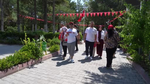 7 yaşındaki Ömer Halis Demir, ismini taşıdığı şehidi ilk kez ziyaret etti