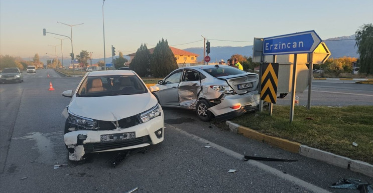 Erzincan'da Trafik Kazası: 5 Yaralı