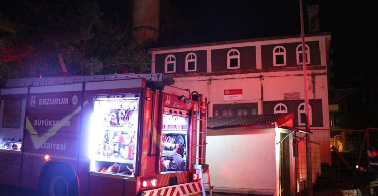 Erzurum'daki Tarihi Caminin Çatısında Yangın Çıktı