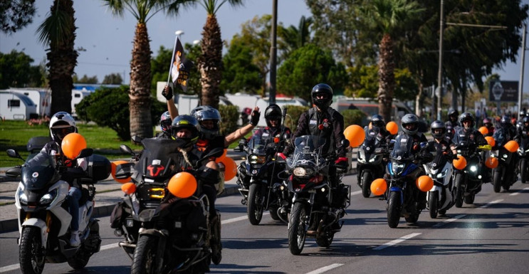 İzmir'de Lösemili Çocuklar İçin Farkındalık Yürüyüşü ve Şenlik Düzenlendi