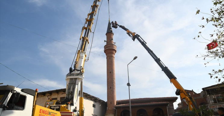 Sındırgı'daki Tarihi Camilerde Restorasyon Çalışmaları Başladı