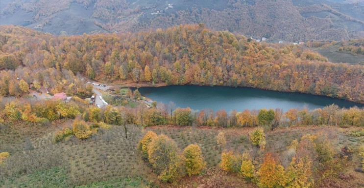 Ulugöl Tabiat Parkı Sonbaharda Renk Cümbüşü Sunuyor
