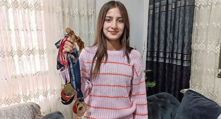 13 yaşındaki Emine Elif sırıkla atlamada Türkiye rekoru kırdı