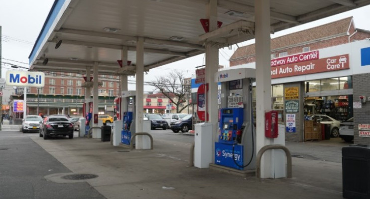 ABD’de Benzin Fiyatları 2022’den Sonra İlk Kez 4 Doları Aştı