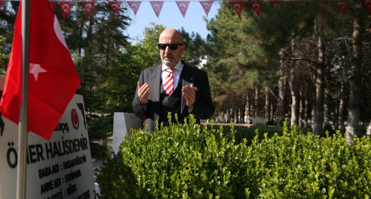 Aksakallı: "Bayrağımızı indiremeyecekler, ezanımızı susturamayacaklar"