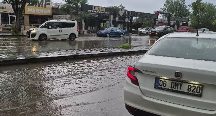 Ankara'da sağanak yağış sonrası sokaklar göle döndü