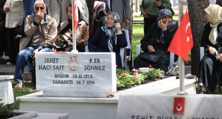 Anneler Günü’nde Hüzünlü Ziyaret: Şehit Anneleri Kabir Başında Dua Etti