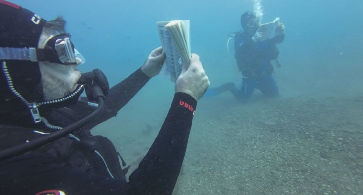 Antalya'da Dalgıçlar Su Altında Kitap Okudu