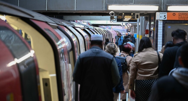 Aşırı sıcaklar Londra’yı vurdu: Metro seferlerinde büyük aksama