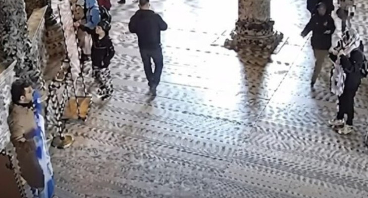 Ayasofya’da Provokatif Bayrak Açan İki Turist Tutuklandı