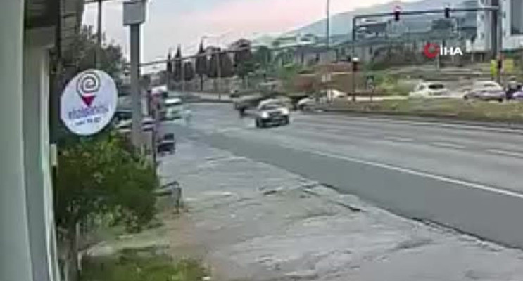 Aydın'da traktör römorkundan saman balyası düştü