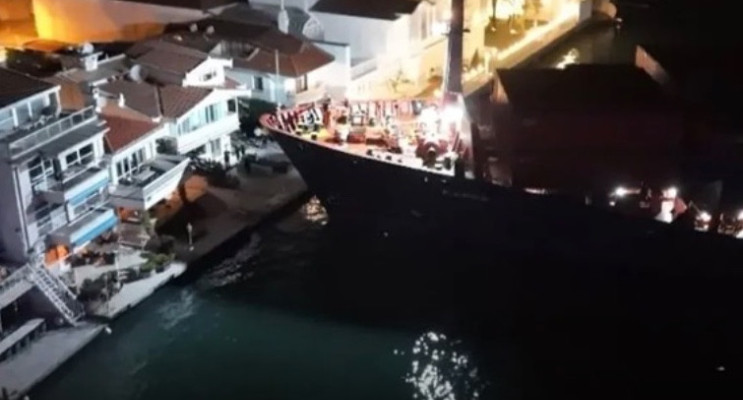 Boğaz’da 148 metrelik gemi yalıya metreler kala oturdu