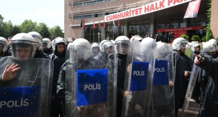 CHP Genel Merkezi’nde Gerilim: Polis Müdahalesi Başladı