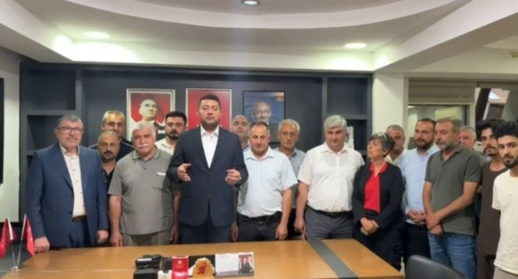 CHP Malatya’da devir krizi: Yeni il başkanı çilingirle parti binasına girdi