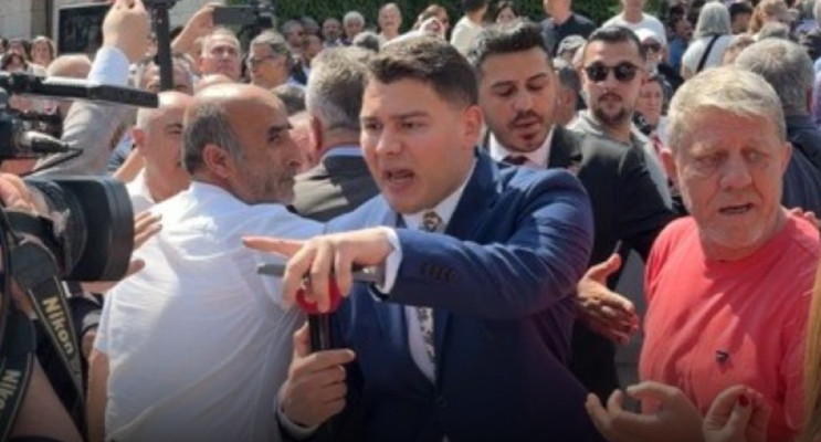 CHP’de Grup Toplantısı Öncesi Gerginlik: Kılıçdaroğlu ve Özgür Özel Destekçileri TBMM’de Karşı Karşıya Geldi