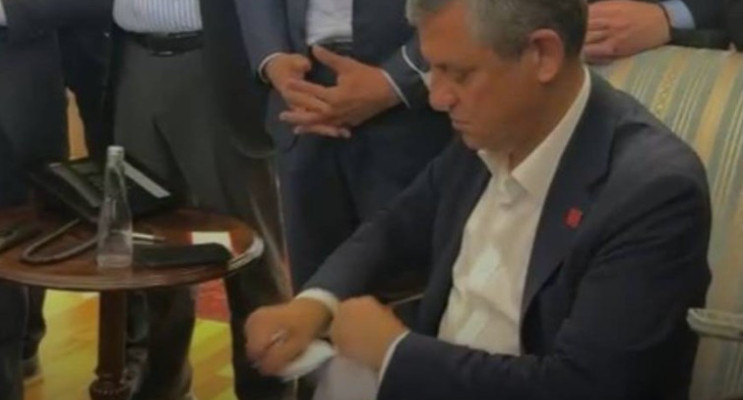 CHP’de “Mutlak Butlan” Gerilimi: Özgür Özel Karar Belgesini Yırttı