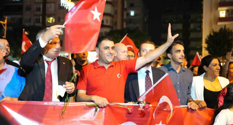 Çukurova’da 19 Mayıs Coşkusu: Meşale Yürüyüşü ve Konser