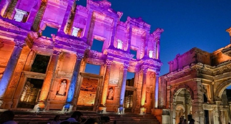 Efes Antik Kenti’nde gece müzeciliği başladı: ışıklar altında büyüleyici yolculuk