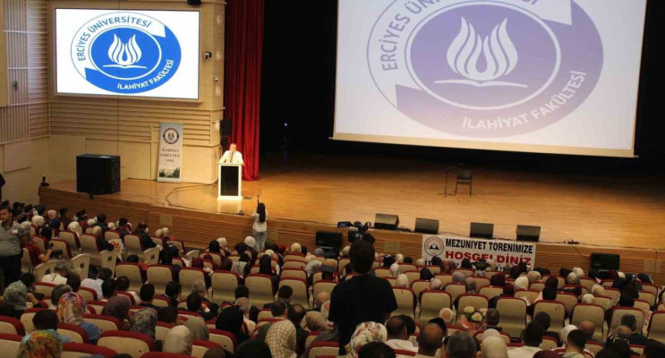 Erciyes Üniversitesi İlahiyat Fakültesi'nde mezuniyet sevinci
