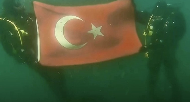 Erzurum’da SAK Timi Donmuş Gölde Türk Bayrağı Açtı