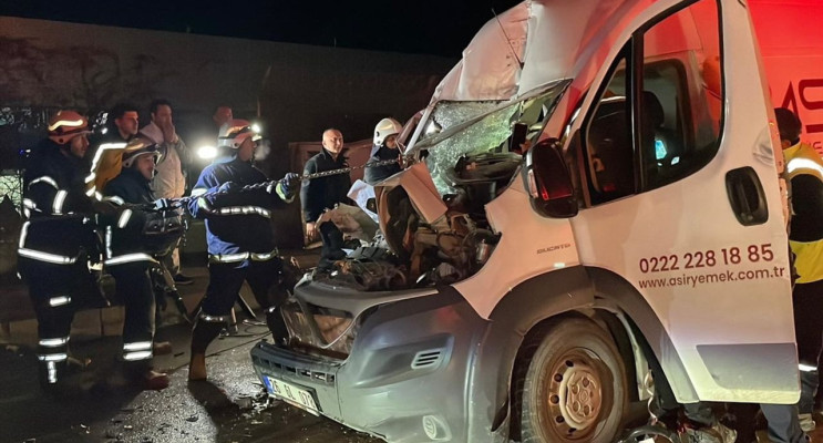 Eskişehir'de Minibüs Tırla Çarpıştı: İki Yaralı