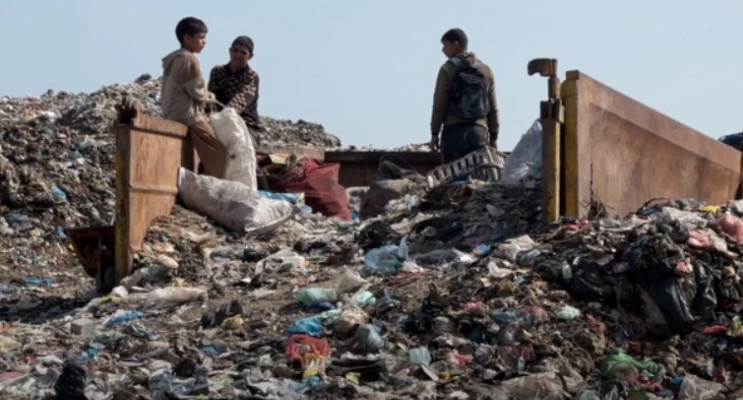 Gazze’de Çocuklar, Çöp Yığınları Arasında Yaşam Savaşı Veriyor