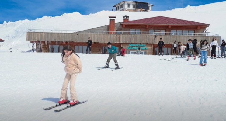 Hakkari’de bahar aylarında da kayak keyfi sürüyor