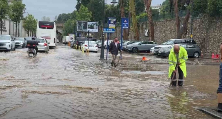 İstanbul'un bazı bölgelerinde etkili olan gök gürültülü sağanak hayatı olumsuz etkiledi