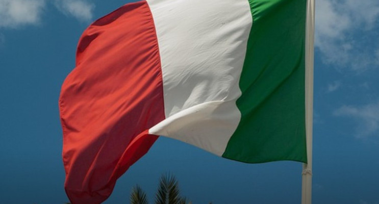 İtalya, İsrail ile yürürlükte olan savunma anlaşmasının otomatik yenileme sürecini durdurdu. Başbakan Giorgia Meloni, artan gerilim ve mevcut şartlar nedeniyle bu adımın atıldığını açıklarken, Donald Trump’ın Papa Papa 14. Leo’ya yönelik sözlerini de “kab