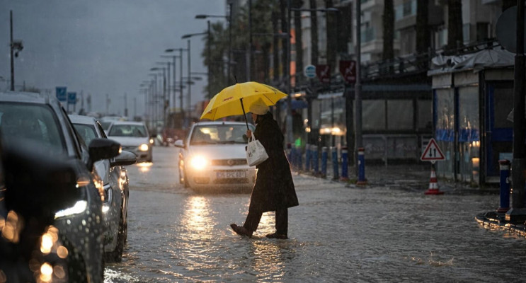 İzmir'de sağanak yağış hayatı olumsuz etkiledi