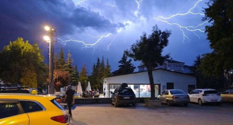 Karabük'te Şimşekler Görsel Şölen Sunuyor