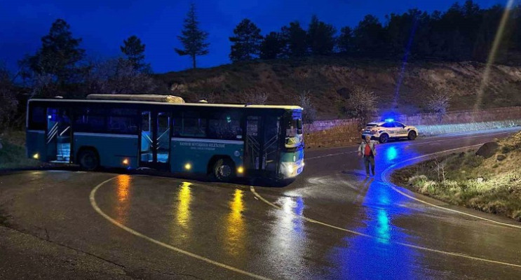 Kayseri’de Alkollü ve Ehliyetsiz Şoför Çaldığı Otobüsle Kaza Yaptı