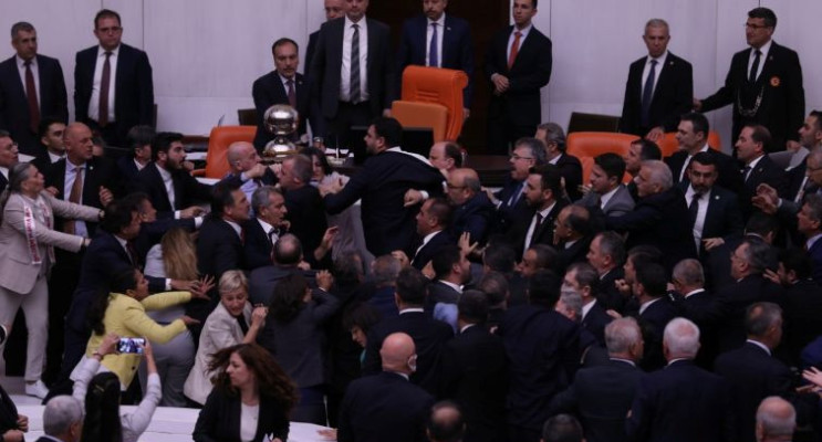 Meclis’te Yemin Öncesi Skandal Kavga! Yumruklar Konuştu, Ortalık Karıştı