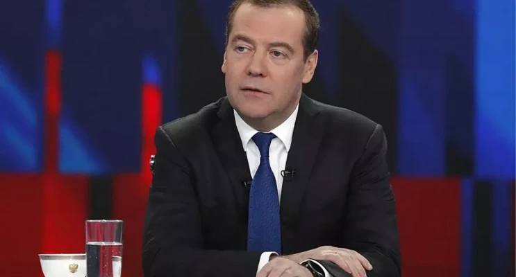 Medvedev'den Macron'a ironik yanıt: Korkudan Grönland'dan vazgeçecekler