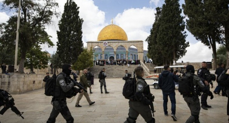 Mescid-i Aksa’ya baskın: İsrail bayrağı açıldı, tepkiler yükseldi