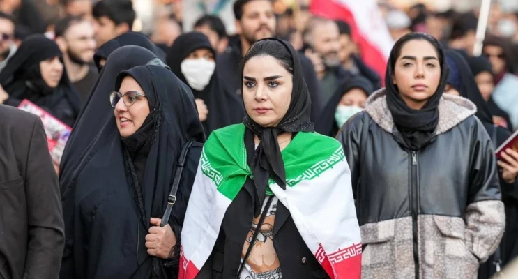 Milyonlarca İranlı kadın meydanlara akın etti: Bir karış vatan toprağını vermeyiz