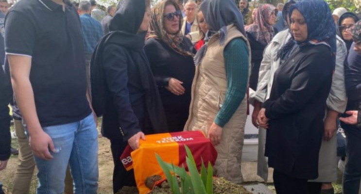 Okul Saldırısında Hayatını Kaybeden Oğlunun Mezarına Galatasaray Forması Bıraktı