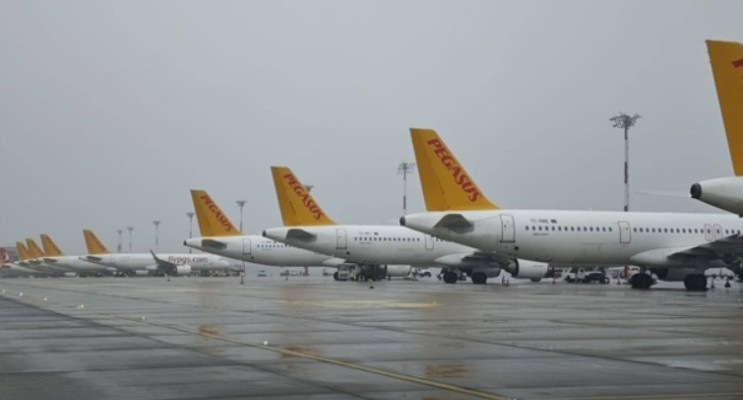 Olumsuz hava koşulları bir çok uçak seferinin iptaline sebep oldu