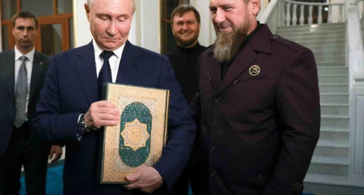 Putin, Hz. İsa Camii’nde Kur’an-ı Kerim’i Öptü