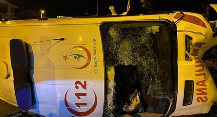 Samsun’da Ambulans ile Fındık Yüklü Kamyon Çarpıştı: 1 Sağlık Çalışanı Hayatını Kaybetti, 3 Yaralı