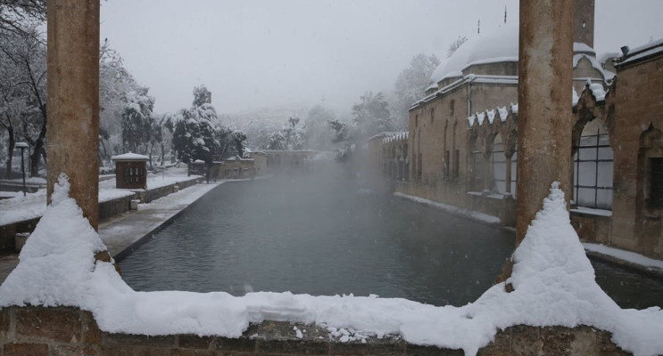 Şanlıurfa'nın Balıklıgöl'ü Karla Bütünleşti