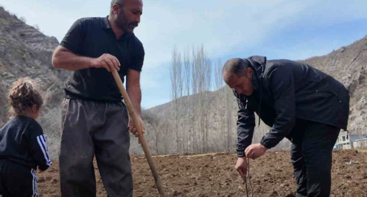 Şırnak’ta 25 Dönüm Arazisinde Devlet Destekli Meyve Bahçesi Kurdu