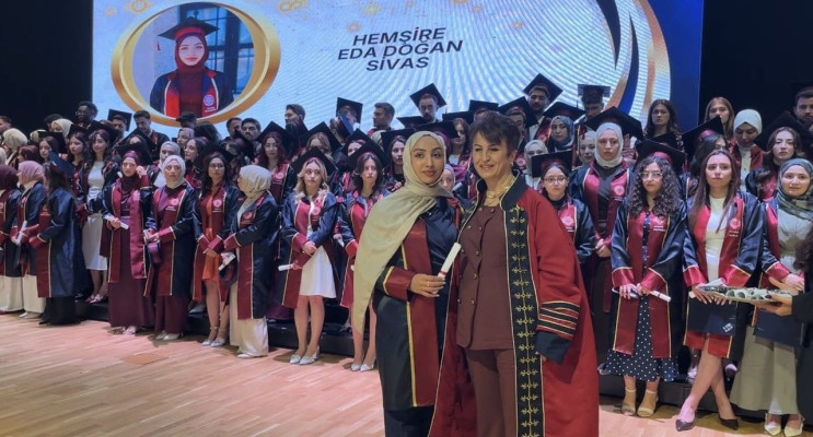 Sivas Cumhuriyet Üniversitesi hemşirelik bölümü mezuniyet coşkusu