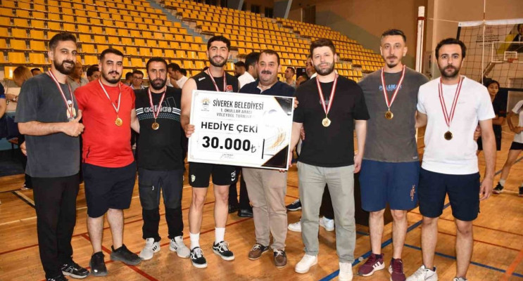 Siverek'te öğretmenler arası voleybol turnuvası tamamlandı