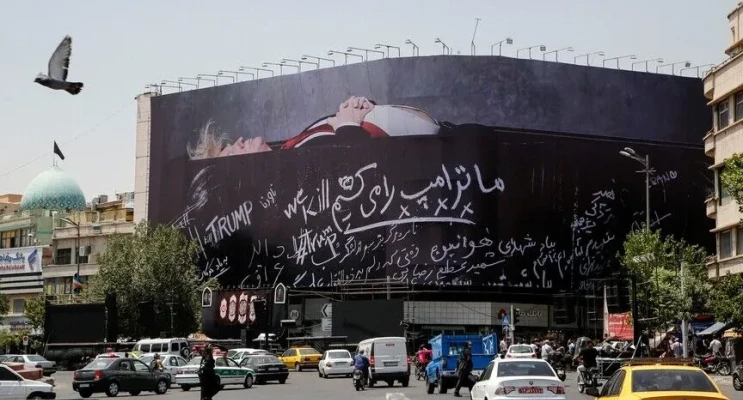 Tahran'dan Trump' a meydanlarda pankartlı mesaj