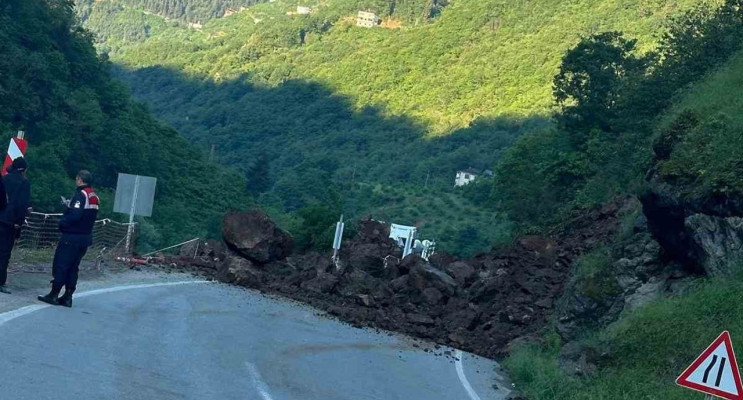 Trabzon-Bayburt Karayolu Heyelan Nedeniyle Kapandı