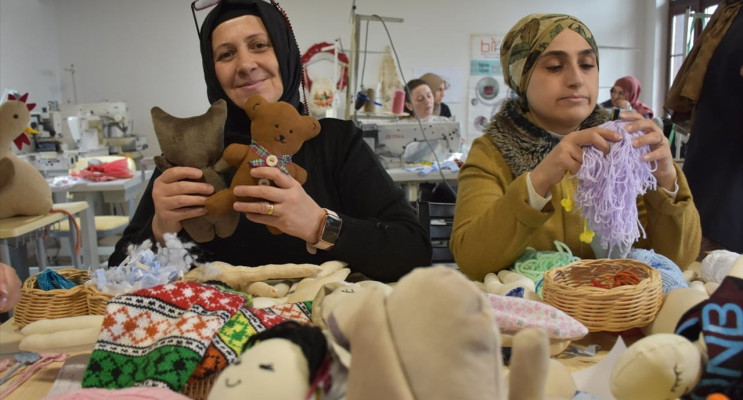 Trabzon'da Kadınlar Atık Kumaşlarla Oyuncak Üretiyor