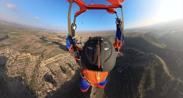 Uşak'ta Serbest Paraşüt Heyecanı: Ramazan Özçelik Ulubey Kanyonu'na Atladi